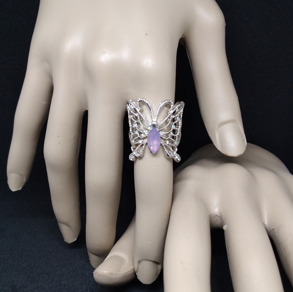 Gorgeous Butterfly Ring - Picture 3 of 5